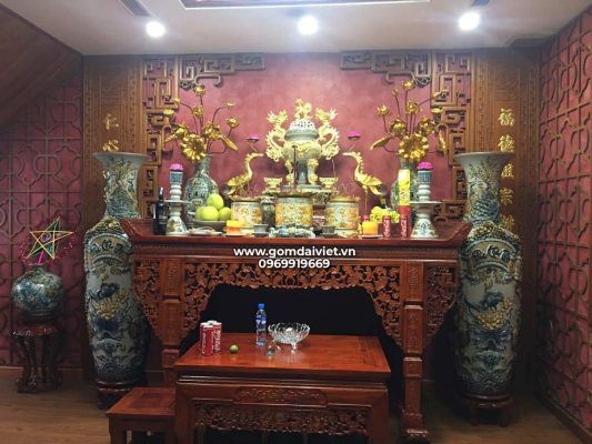 Gia đình quây quần bên bàn thờ, chuẩn bị lễ vật thành kính