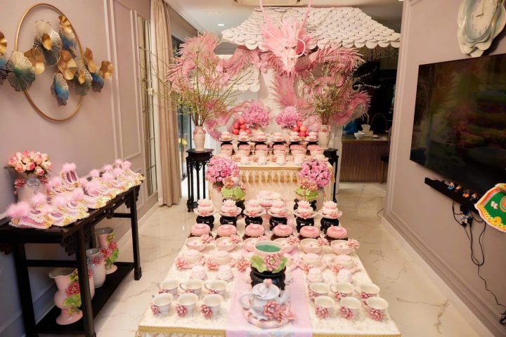 Gia đình tổ chức lễ cúng đầy tháng cho bé trai kháu khỉnh, cầu mong bình an