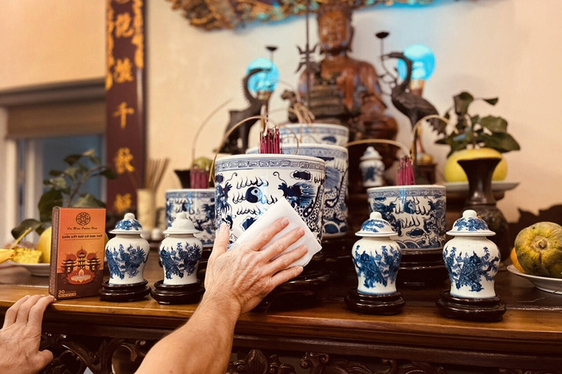 Giữ gìn bàn thờ sạch sẽ