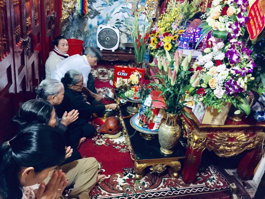 Hình ảnh cận cảnh ban thờ Bà Chúa Kho với tượng Bà uy nghiêm, xung quanh là các lễ vật được bài trí trang trọng.