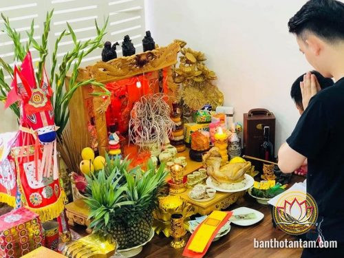 Hình ảnh gia chủ thắp hương cúng nhà mới