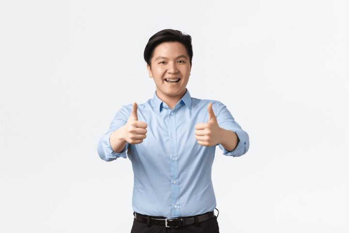 Hình ảnh một người đàn ông lớn tuổi đang đọc sách, tượng trưng cho trí tuệ và sự học hỏi của nam Mậu Thân 1968