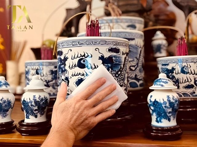 Hình ảnh phong tục bao sái bàn thờ gia tiên truyền thống của người Việt Nam