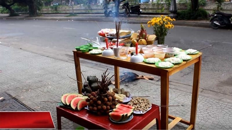 Lễ cúng ngoài trời hướng đến các vị thần linh cao cấp