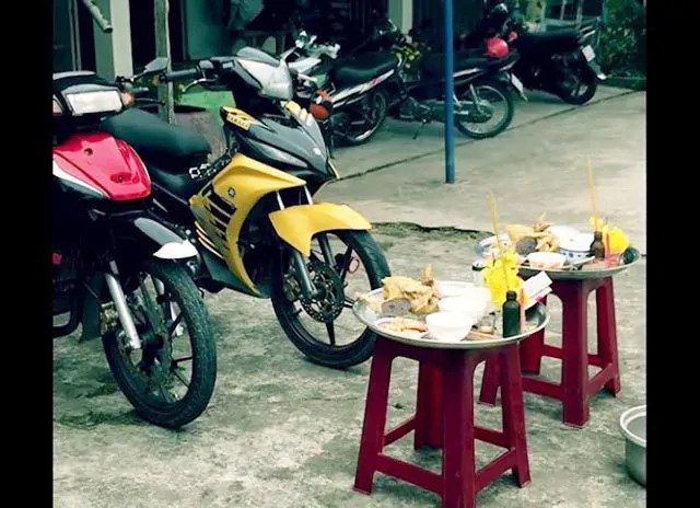 Lễ cúng xe máy mới mua thể hiện lòng thành kính với thần linh và tổ tiên