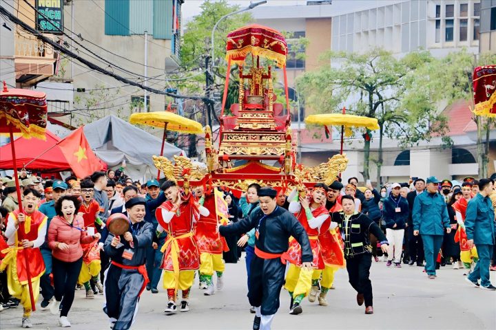 Lễ rước kiệu truyền thống trong lễ hội Kỳ Cùng Tả Phủ tại Lạng Sơn