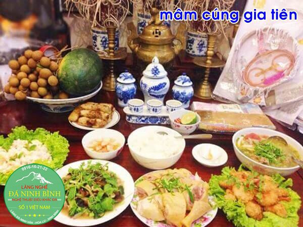 Lễ vật được chuẩn bị chu đáo trên bàn thờ để thực hiện văn khấn Thổ Thần và Gia Tiên trong lễ cúng cáo.