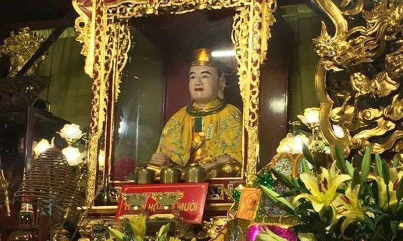 Lễ vật trang nghiêm trên bàn thờ khi thực hiện văn khấn Ông Hoàng Mười
