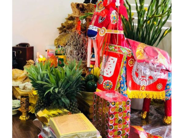 Lịch vạn niên và đồng hồ phong thủy, hỗ trợ chọn ngày tốt sắm lễ cúng sửa mộ