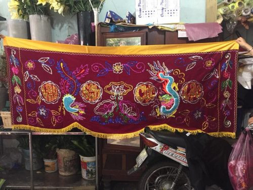 Liễn viếng màu đỏ trang trọng, mang thông điệp chia buồn cho sui gia