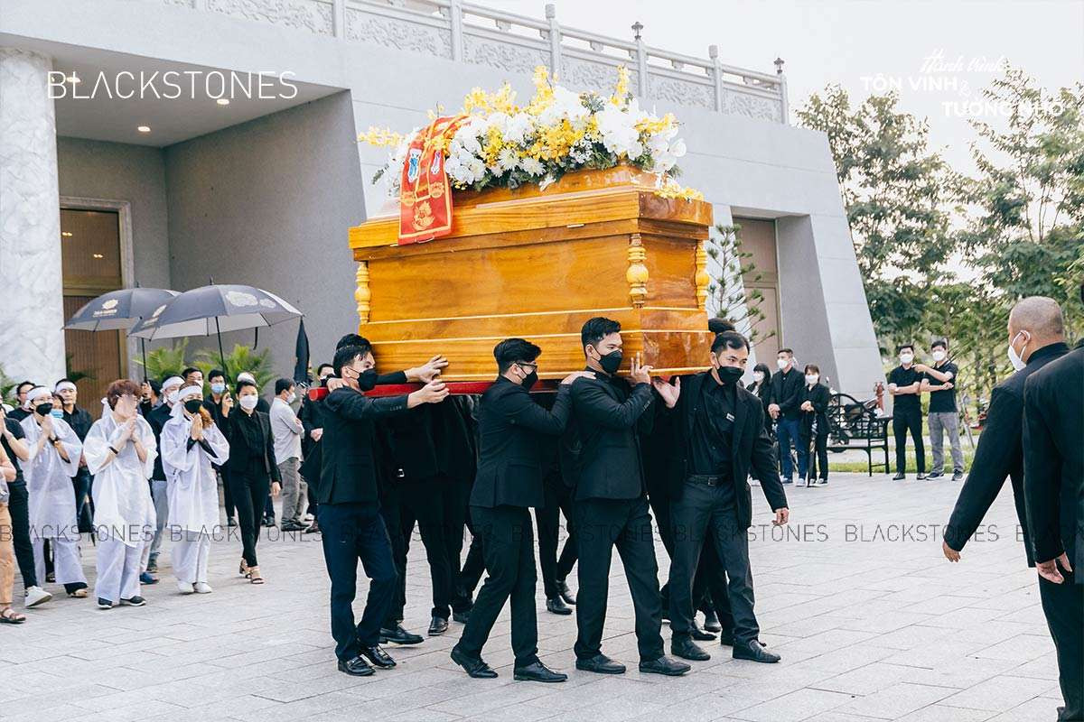 Linh cữu được đưa đến nơi an táng