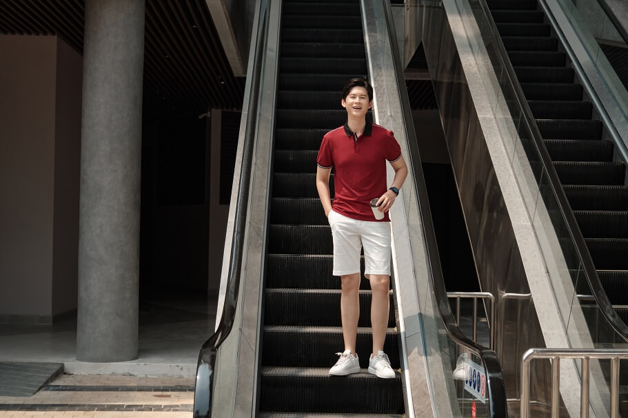 Lựa chọn áo màu đỏ đô sẽ giúp người mệnh Hỏa thể hiện sự nhiệt huyết và năng lượng tích cực.
