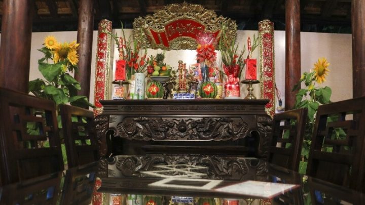 Mâm cỗ cúng giao thừa trong nhà và ngoài trời với đầy đủ các vật phẩm tâm linh