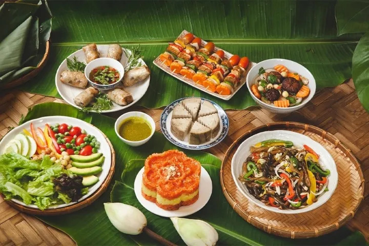 Mâm cỗ mặn cúng gia tiên Rằm tháng 7 với các món truyền thống