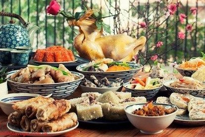 Mâm cúng đầu năm với đầy đủ các vật phẩm chay và mặn được sắp xếp trang nghiêm
