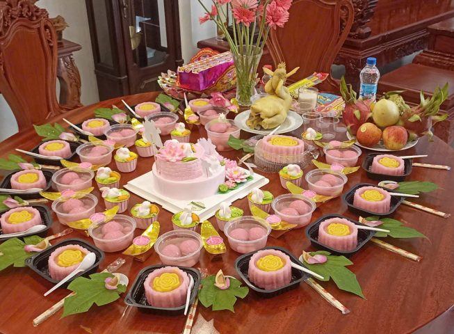 Mâm cúng đầy tháng bé gái trang trọng trên bàn thờ