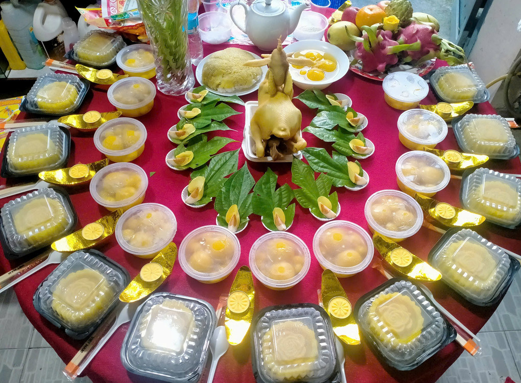Mâm cúng đầy tháng bé gái với nhiều loại trái cây tươi ngon