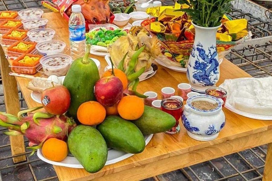 Mâm cúng đổ mái nhà tầng 2 đầy đủ lễ vật chay mặn.