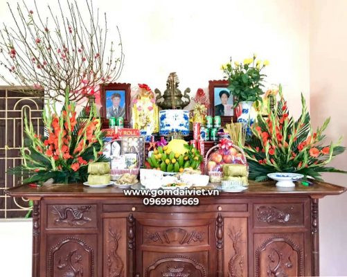 Mâm cúng gia tiên đơn giản với hoa quả tươi và hương trầm