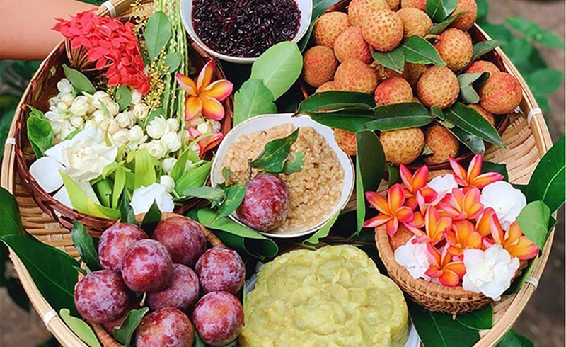 Mâm cúng Tết Đoan Ngọ chuẩn bị tại miền Bắc với bánh tro và rượu nếp