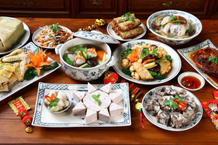 Mâm lễ cúng tất niên cuối năm với bánh chưng, gà luộc, hoa quả