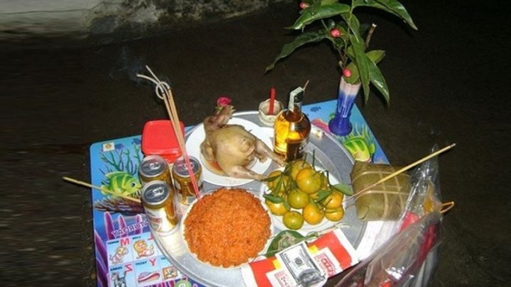 Mâm lễ vật cúng ngoài sân đầy đủ, chuẩn bị cho nghi lễ tâm linh quan trọng