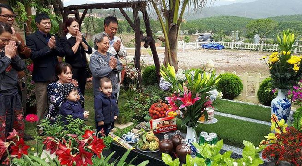Mâm lễ vật cúng tạ mộ mới xây xong tươm tất thể hiện lòng hiếu thảo