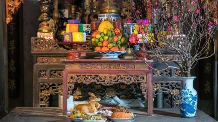 Một gia đình đang thực hiện nghi lễ hóa vàng, tượng trưng cho lễ tạ âm cảnh ngày mùng 3 Tết