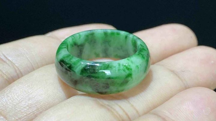 Một khối ngọc cẩm thạch xanh nguyên bản, tượng trưng cho vẻ đẹp tự nhiên và năng lượng phong thủy.