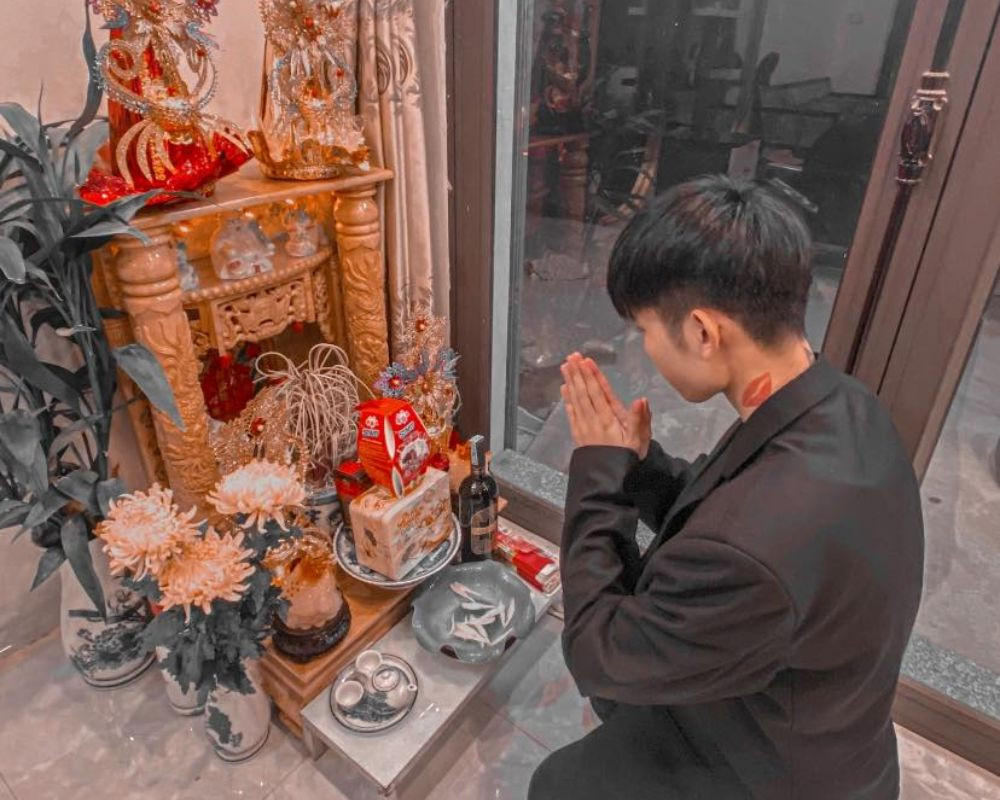 Nghi thức thắp hương và văn khấn bao sái bàn thờ Thần Tài