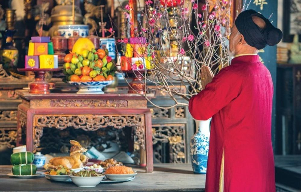Người chủ gia đình thành tâm đọc văn khấn Táo Quân