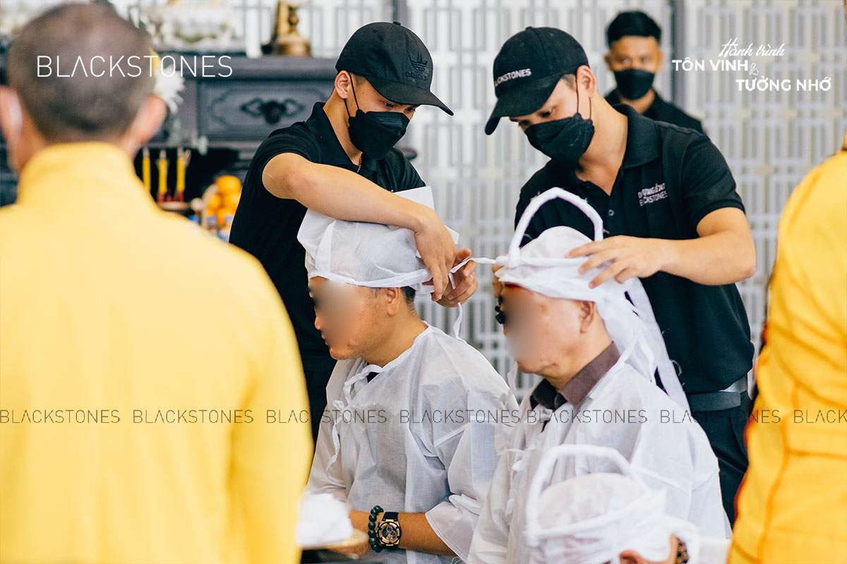 Phát tang là nghi thức trao đồ tang cho gia quyến
