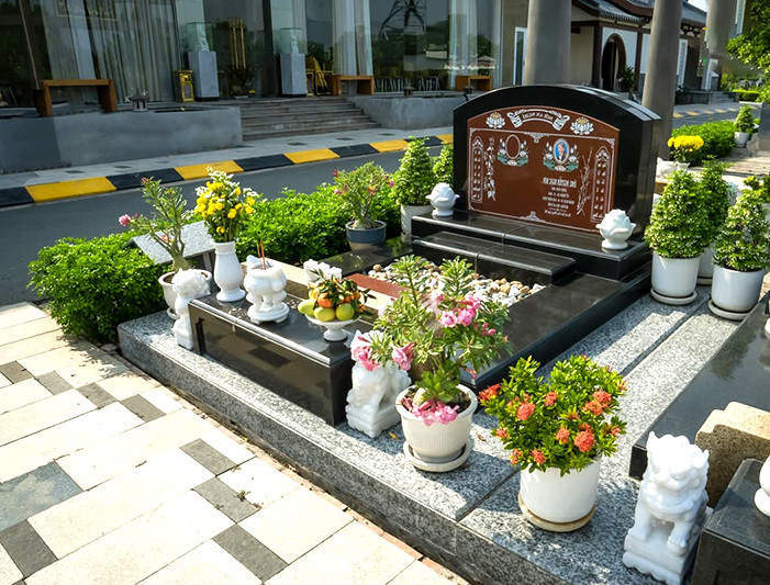 Sắp đặt các lễ vật cúng tạ mộ mới xây xong trên mộ phần khang trang