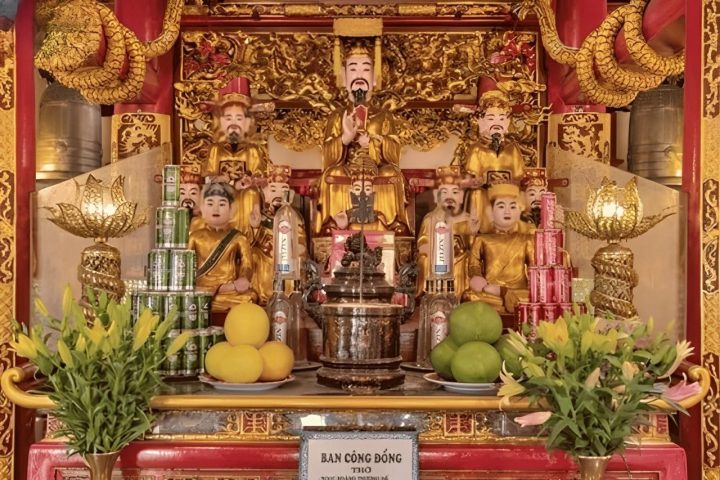 Tấm ảnh mô tả không gian ban Công Đồng với các tượng thờ và đồ cúng được sắp đặt trang nghiêm.