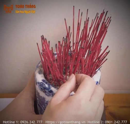 Thời điểm thích hợp để thực hiện văn khấn tỉa chân nhang cho bát hương