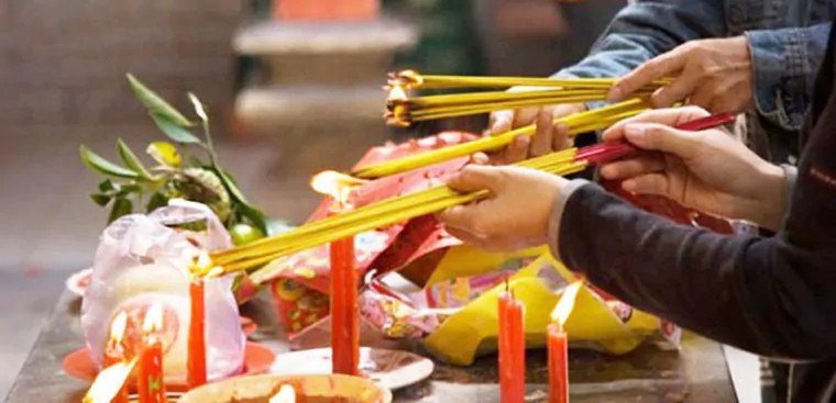 Thực hiện lễ cúng xe máy mới với lòng thành kính và bài văn khấn trang trọng