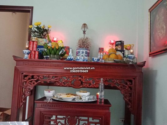 Trang trọng bài văn khấn gia tiên hàng ngày được đặt trên bàn thờ