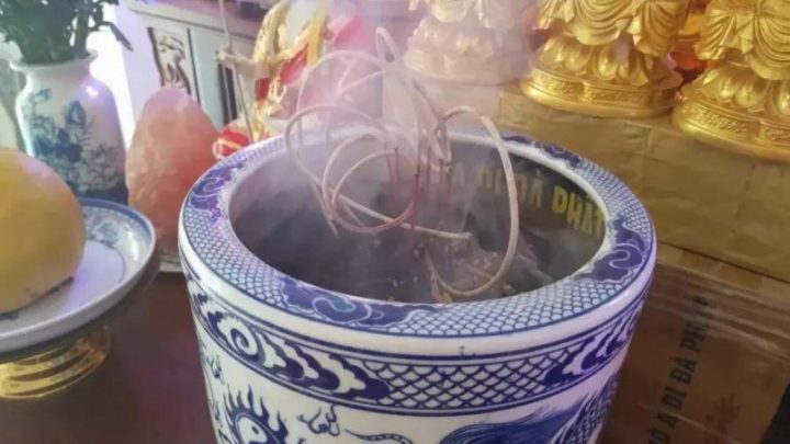 Văn khấn bao sái bát hương thể hiện lòng thành kính