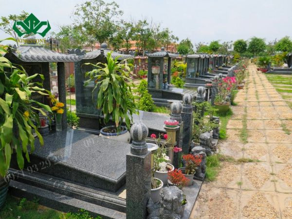 Văn khấn lễ vong linh ngoài mộ thường đi kèm với việc sửa sang mộ phần