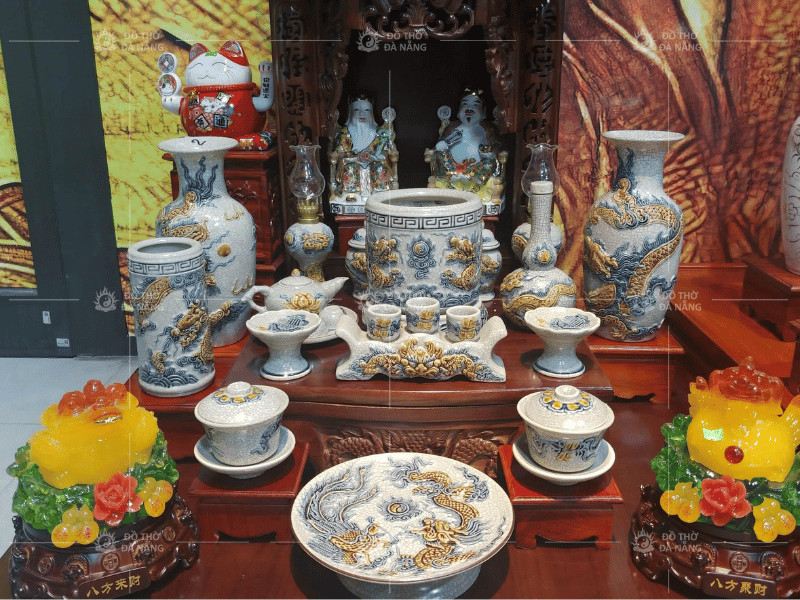Vật phẩm trên bàn thờ Ông Địa Thần Tài