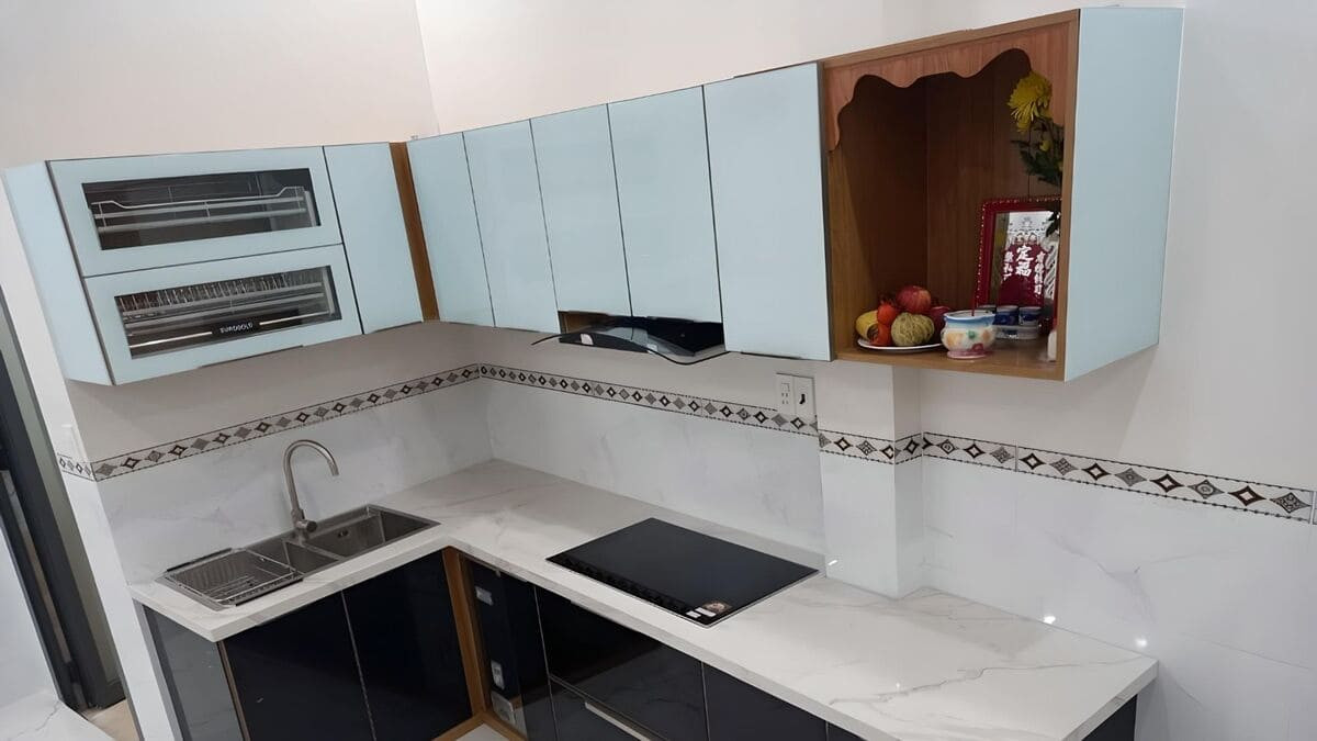 Vị trí đặt bàn thờ ông Táo cần trang nghiêm và tránh xa các khu vực ẩm ướt