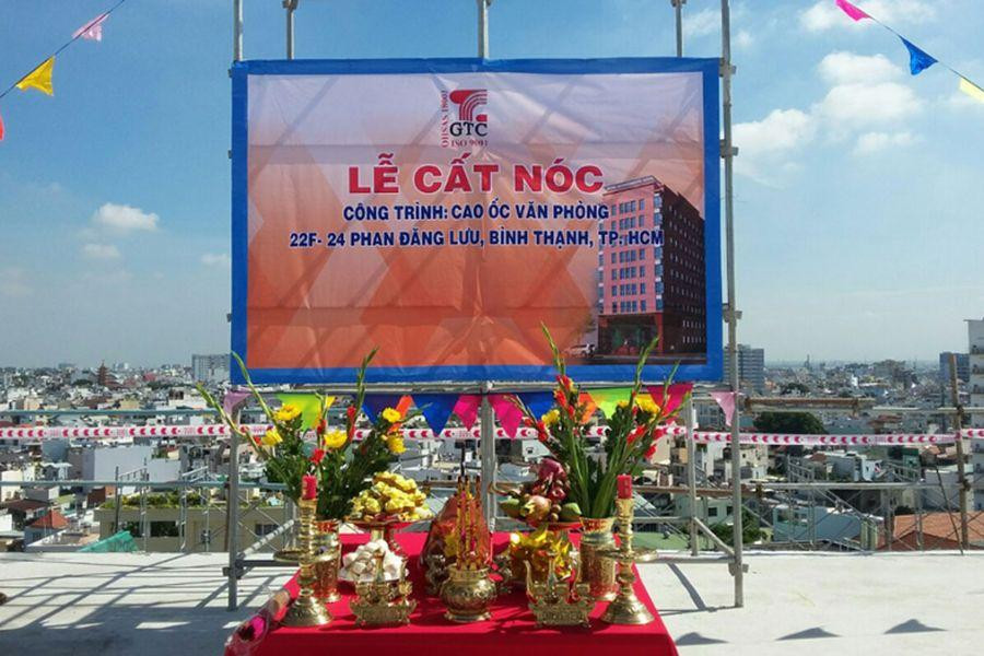 Vị trí đặt mâm lễ cúng đổ mái nhà tầng 2 cần sạch sẽ và hợp phong thủy.