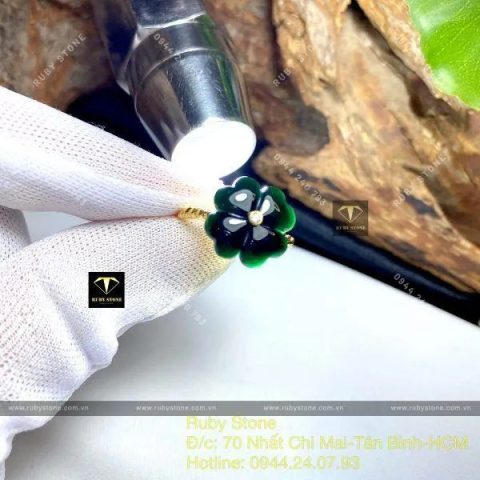 Viên ngọc mực dục huyền bí với sắc đen thuần khiết