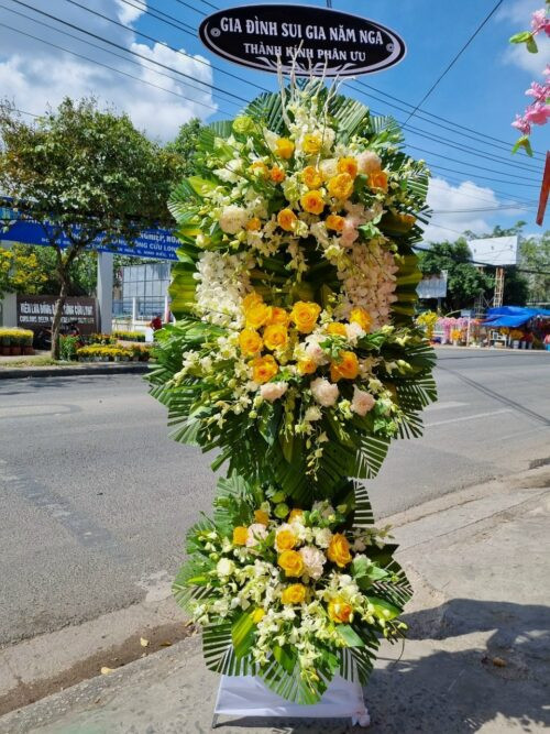 Vòng hoa tang lễ 3 tầng màu trắng và tím, gửi gắm lòng tiếc thương sâu sắc của sui gia