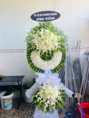 Vòng hoa tang lễ trang trọng, biểu tượng của sự tiếc thương từ sui gia
