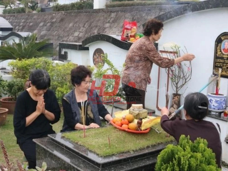 Ý nghĩa thiêng liêng của nghi lễ thắp hương ngoài mộ và lòng thành kính của con cháu