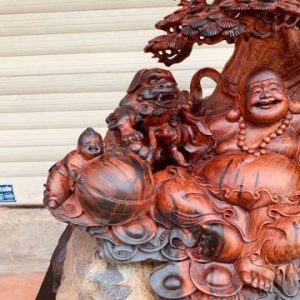 Tượng Phật Di Lặc Đứng Gốc Cây Tùng