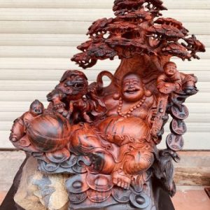 Tượng Phật Di Lặc Đứng Gốc Cây Tùng