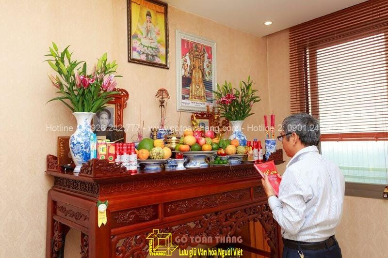 Bàn thờ cúng 49 ngày được bài trí trang nghiêm tại gia đình
