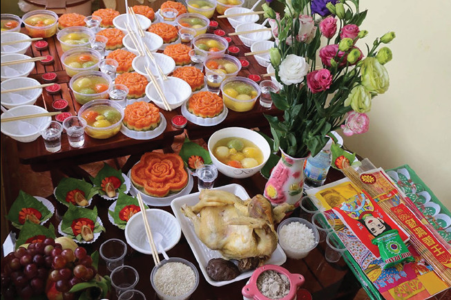 Bàn thờ cúng đầy tháng với sự sắp xếp hài hòa giữa các vật phẩm tâm linh và ẩm thực